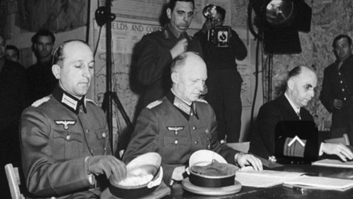 Генерал Йодль подписывает капитуляцию Германии в Реймсе 7 мая 1945 года 